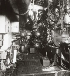 Innenraum des vorderen Abteils von U-Boot 135 mit Torpedo und vier Torpedorohren